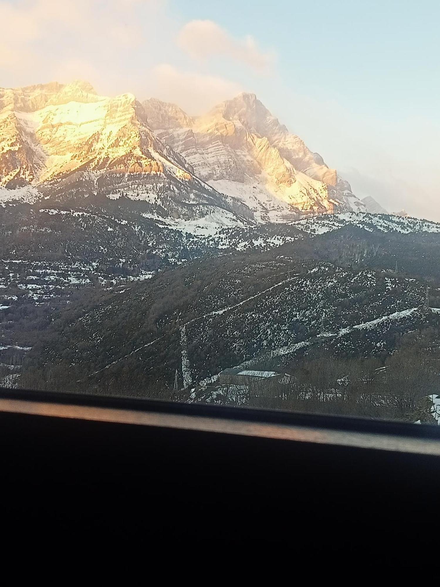 Suite En Cuadra Pajar, Casa Rural Hoz de Jaca Eksteriør billede