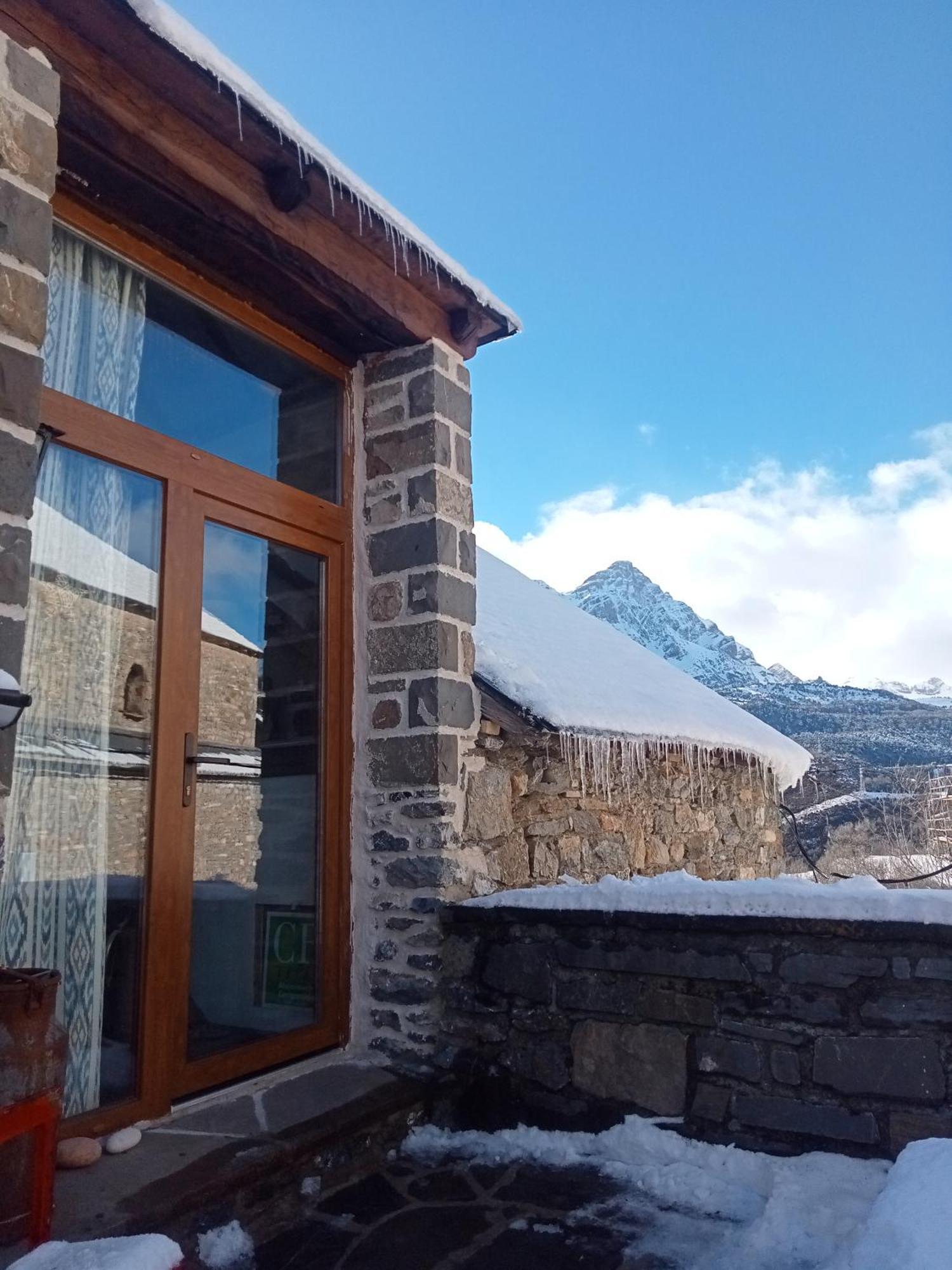 Suite En Cuadra Pajar, Casa Rural Hoz de Jaca Eksteriør billede